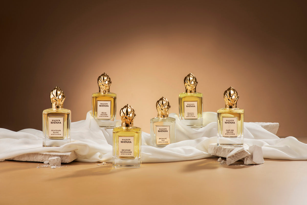 Les six Extraits de Parfum Maison Mataha reunis sur un drape de soie